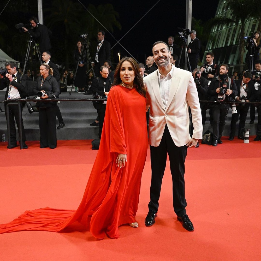 جمانا الراشد الرئيس التنفيذي للمجموعة السعودية للابحاث والإعلام بفستان من إيتولييه حكايات في مهرجان كان السينمائي مع الرئيس التنفيذي لمهرجان البحر الأحمر السينمائي محمد التركي