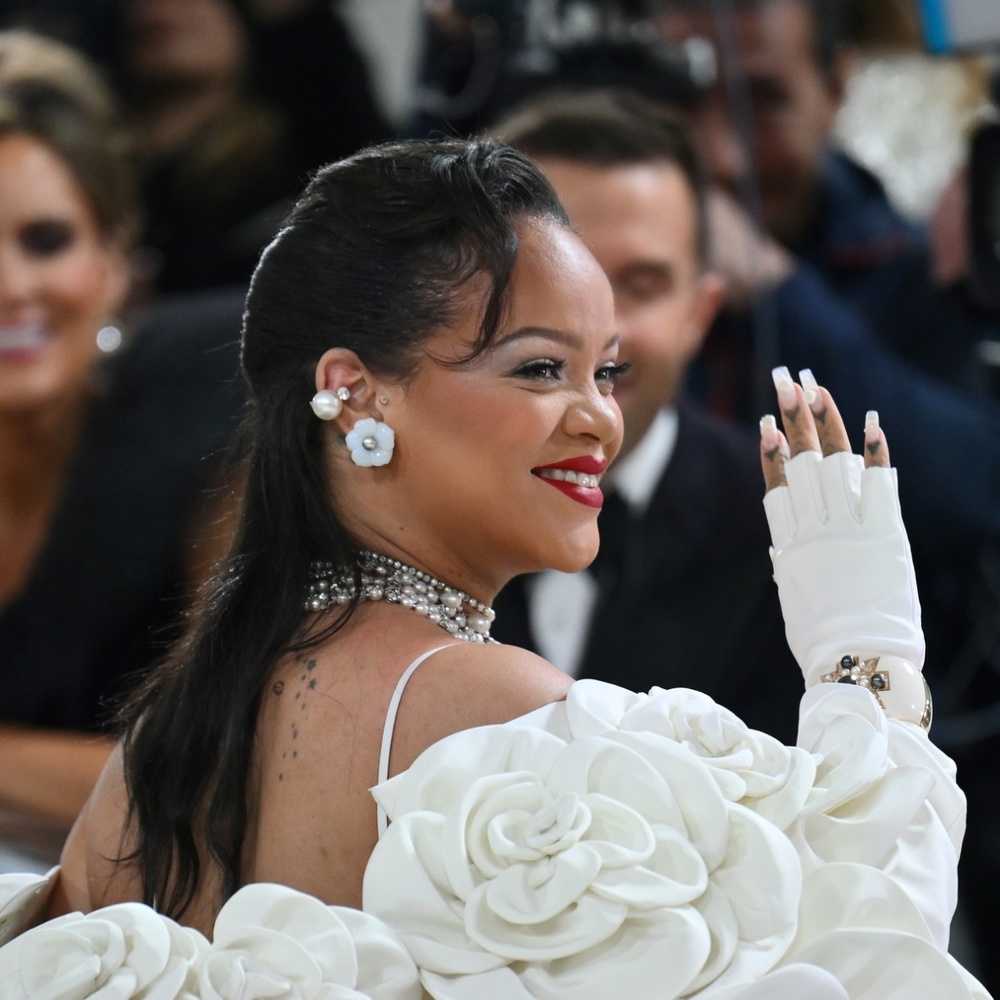 إطلالات جمالية متجددة ومبتكرة عكست فيها ريهانا أسلوب أغنياتها الإستعراضية..إليك أسلوبها