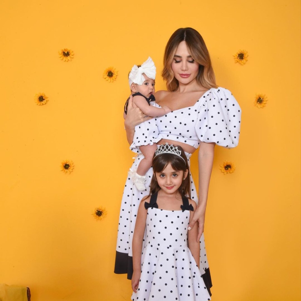 داليدا عياش مع بناتها