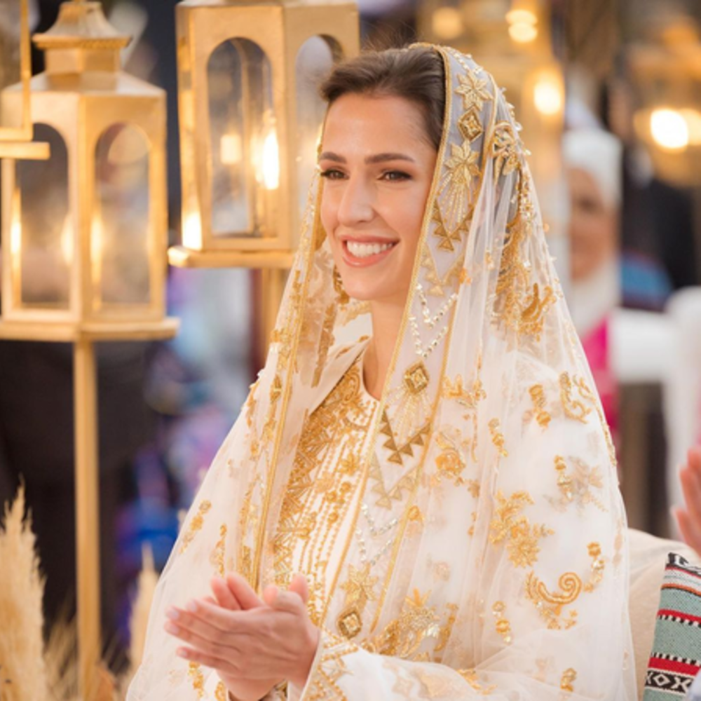 تفاصيل الإطلالة الجمالية لـ رجوة آل سيف وحماتها الملكة رانيا في ليلة الحناء