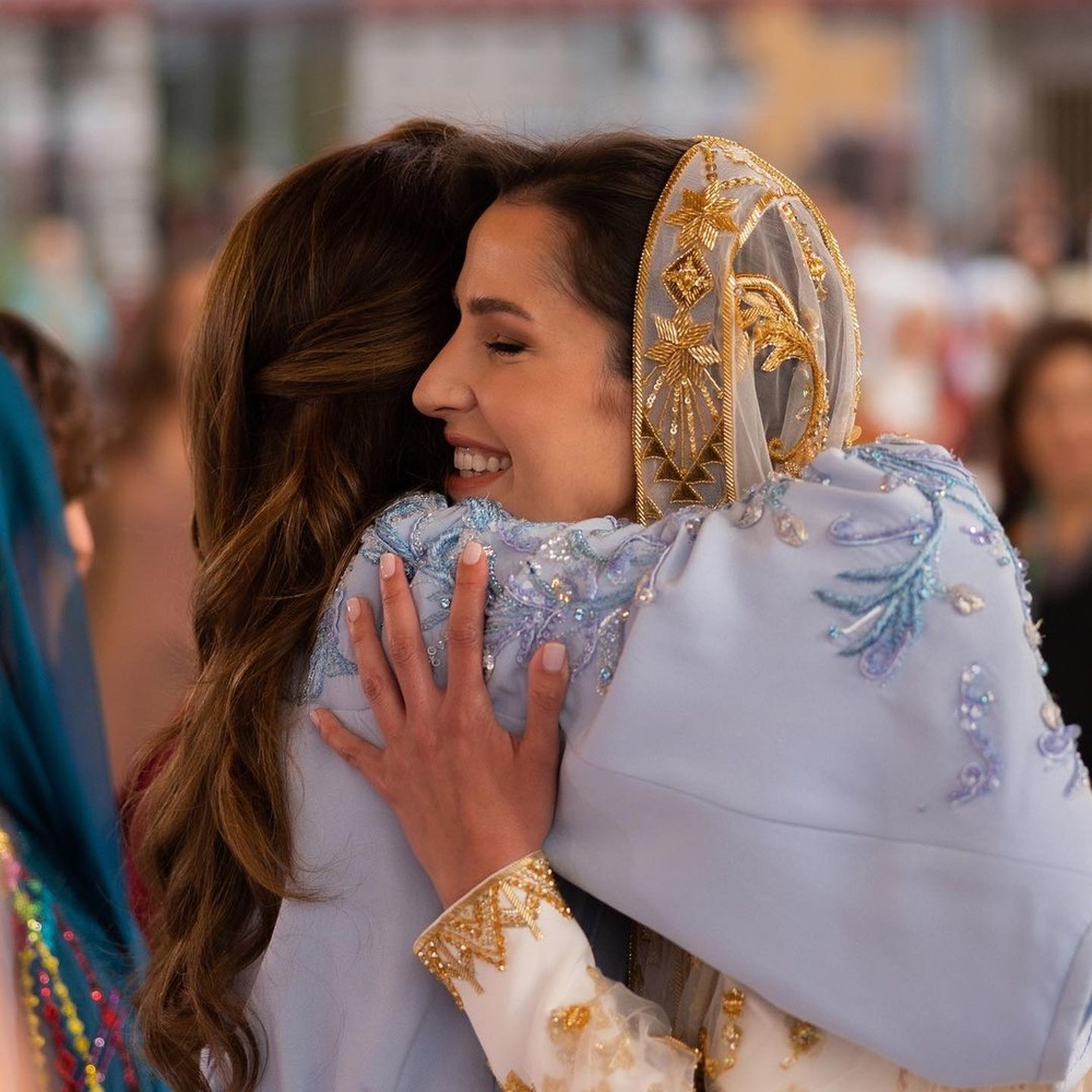 على التقاليد الأردنية ودموع الفرح والزغاريد.. الملكة رانيا تحتفل بليلة حناء عروس الأمير الحسين