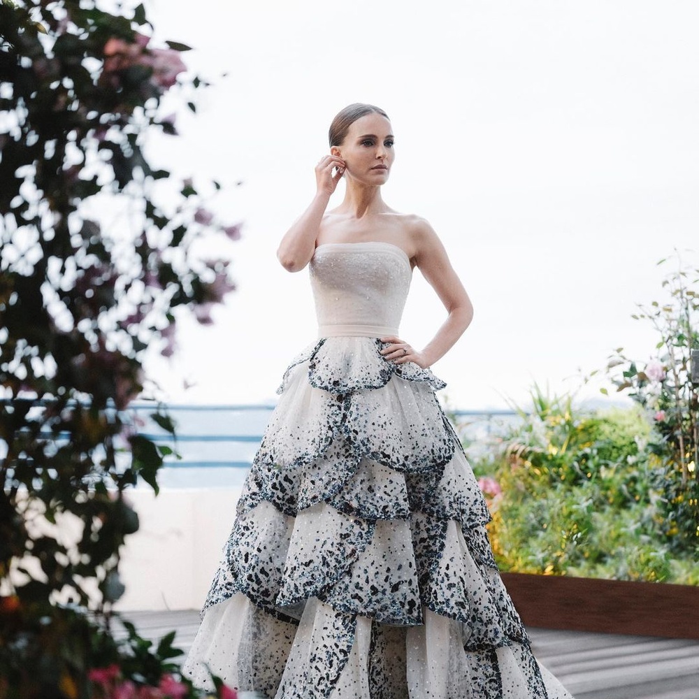 إطلالة ناتالي بورتمان تعيد إحياء "جونون" أجمل تصاميم ديور على الإطلاق