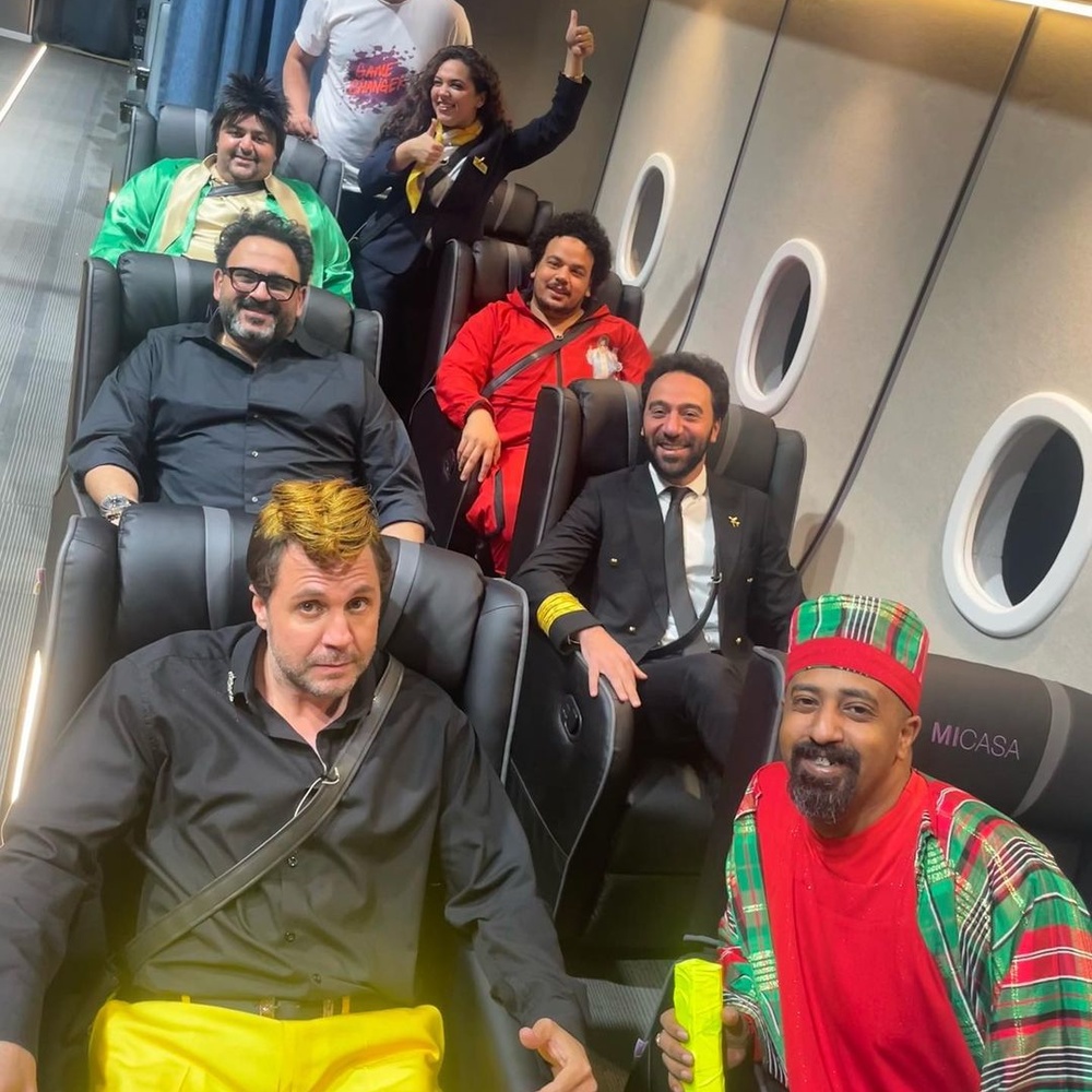 أبطال مسرحية على وضع الطيران