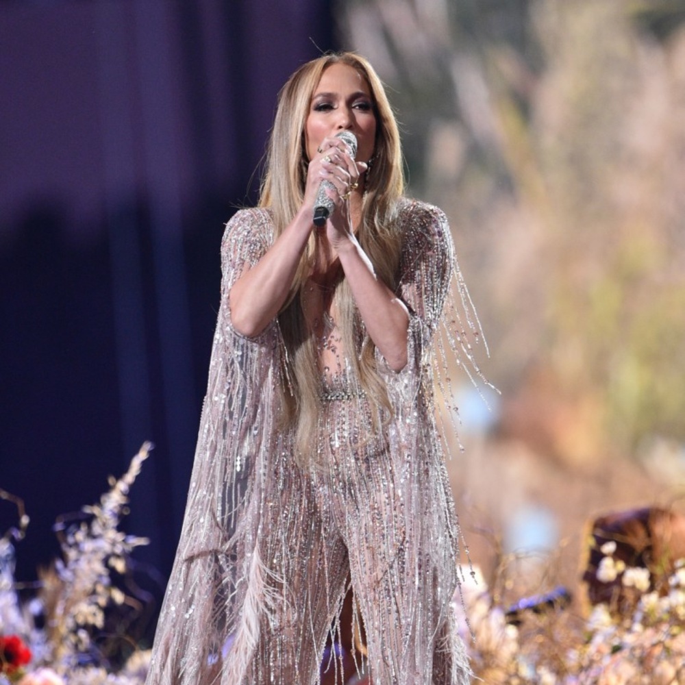 نجمات عالميات بتوقيع مصممين عرب خلال إطلالاتهن على المسرح