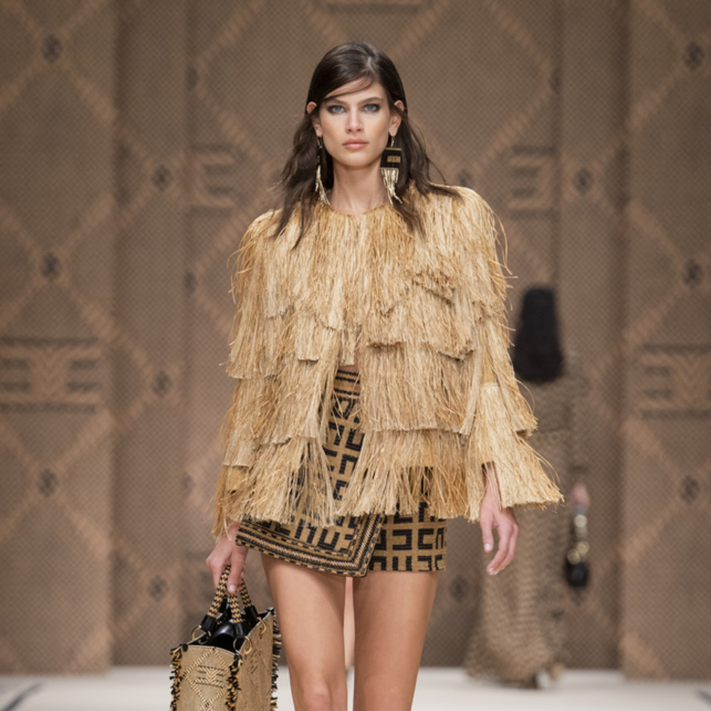 إطلالة لافتة بألوان ميتاليكية من Elisabetta Franchi