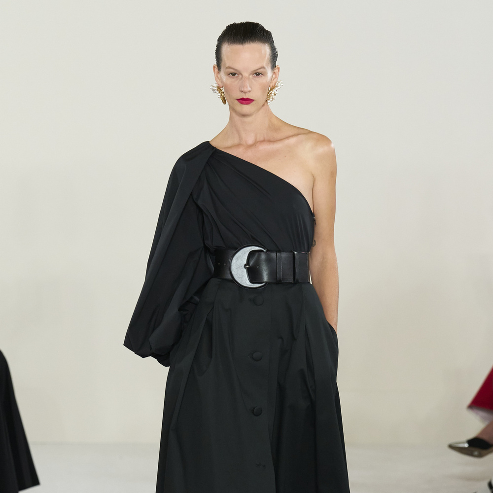 فساتين بقصة الكتف الواحد عنوان الاناقة والعصرية