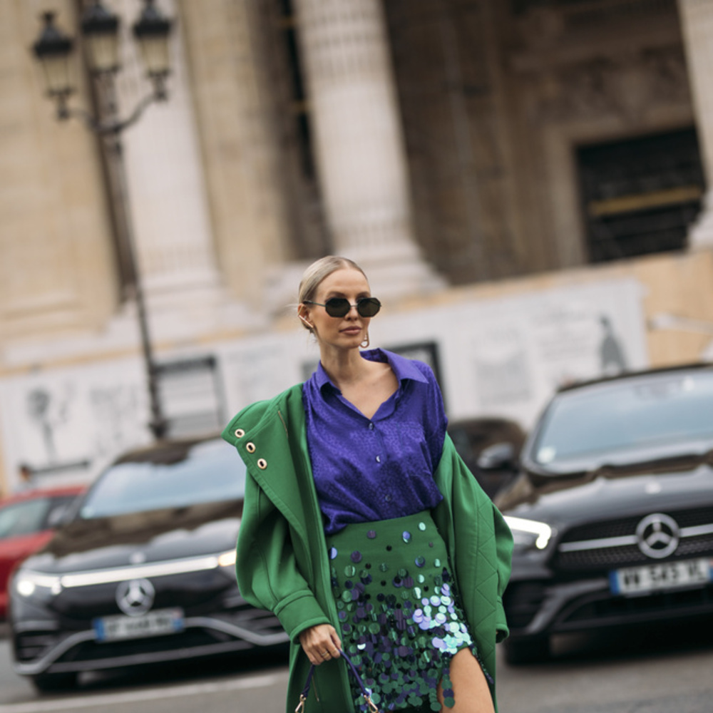 الأخضر مع البنفسجي مزيج لافت لإطلالة ربيعية عصرية مميّزة