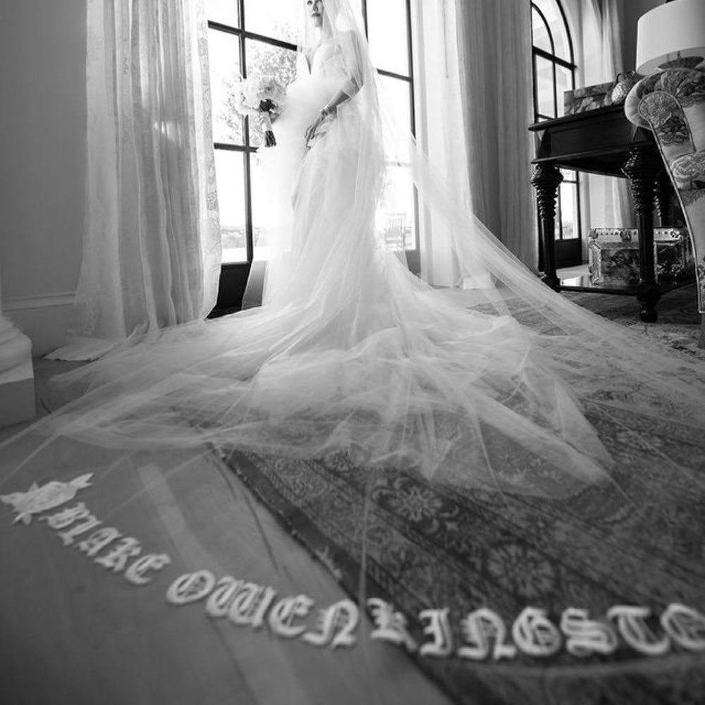 قبل رجوة آل سيف نجمات وأميرات طرزن عبارات ورموز على طرحاتهن وفساتين زفافهن