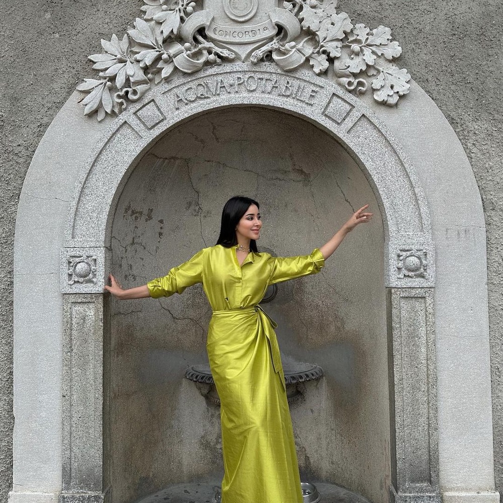 أزياء عصرية نسقتها النجمات لتتناسب مع المعالم الأثرية والوجهات السياحية التي قمن بزيارتها