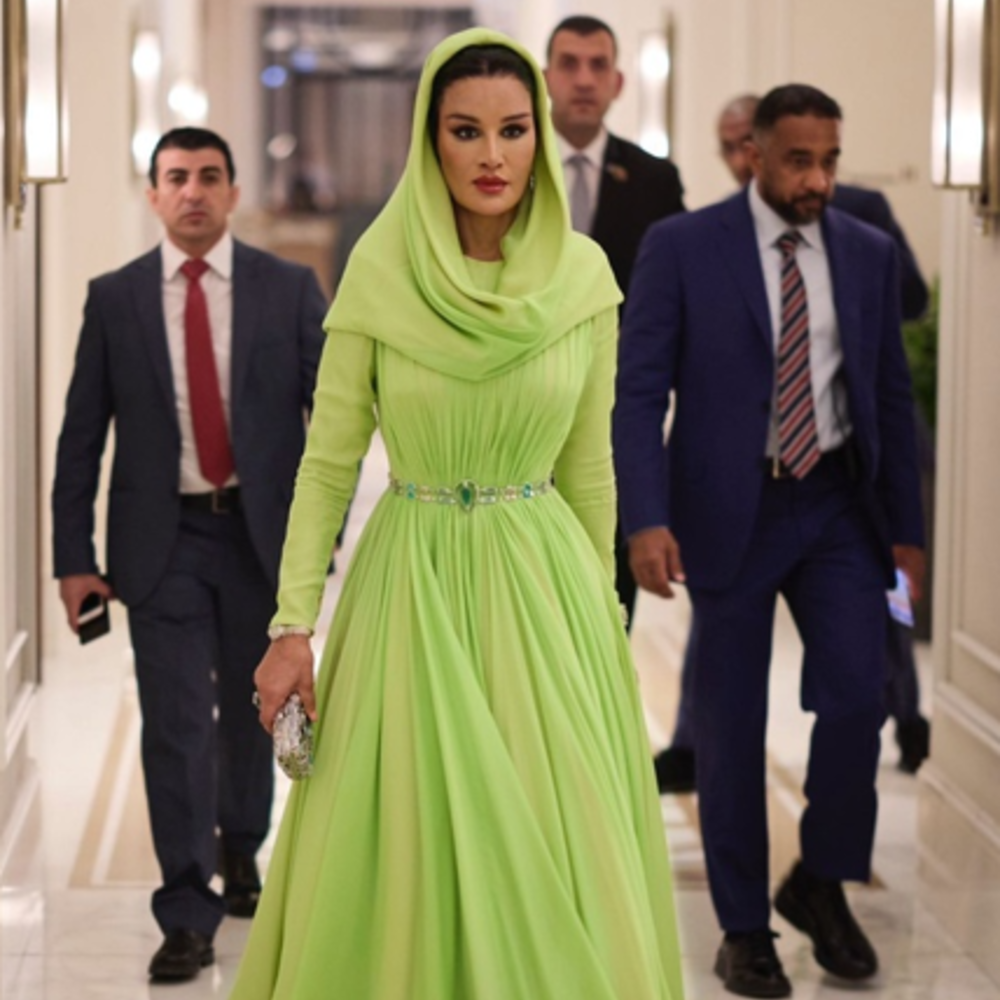 قصة قطعة مجوهرات نادرة تزيّنت بها الشيخة موزة في عشاء زفاف الأمير الحسين