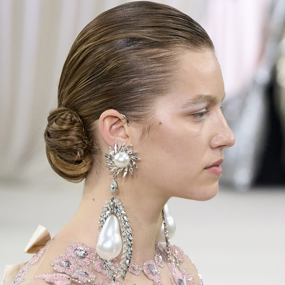 تسريحات شعر مبللة موضة صيف 2023 تناسب رحلاتك الترفيهية وطرق تطبيقها