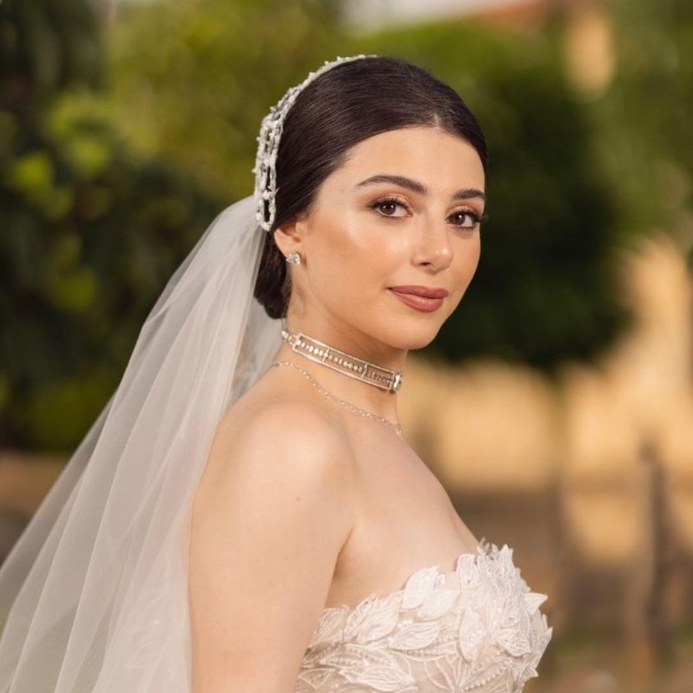 تسريحة ناعمة من ماريتا الحلاني في زفافها
