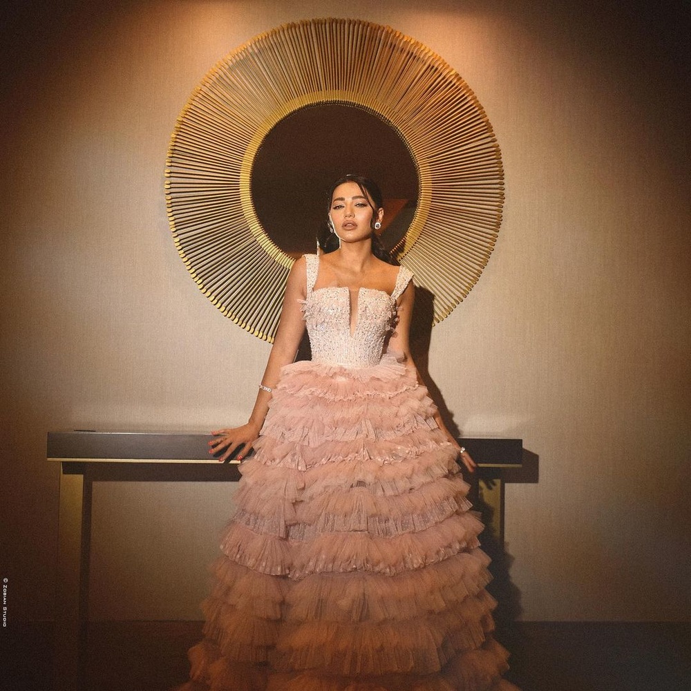 فساتين سهرة بألوان متنوعة تناسب صاحبات البشرة الحنطية بأسلوب رحمة رياض