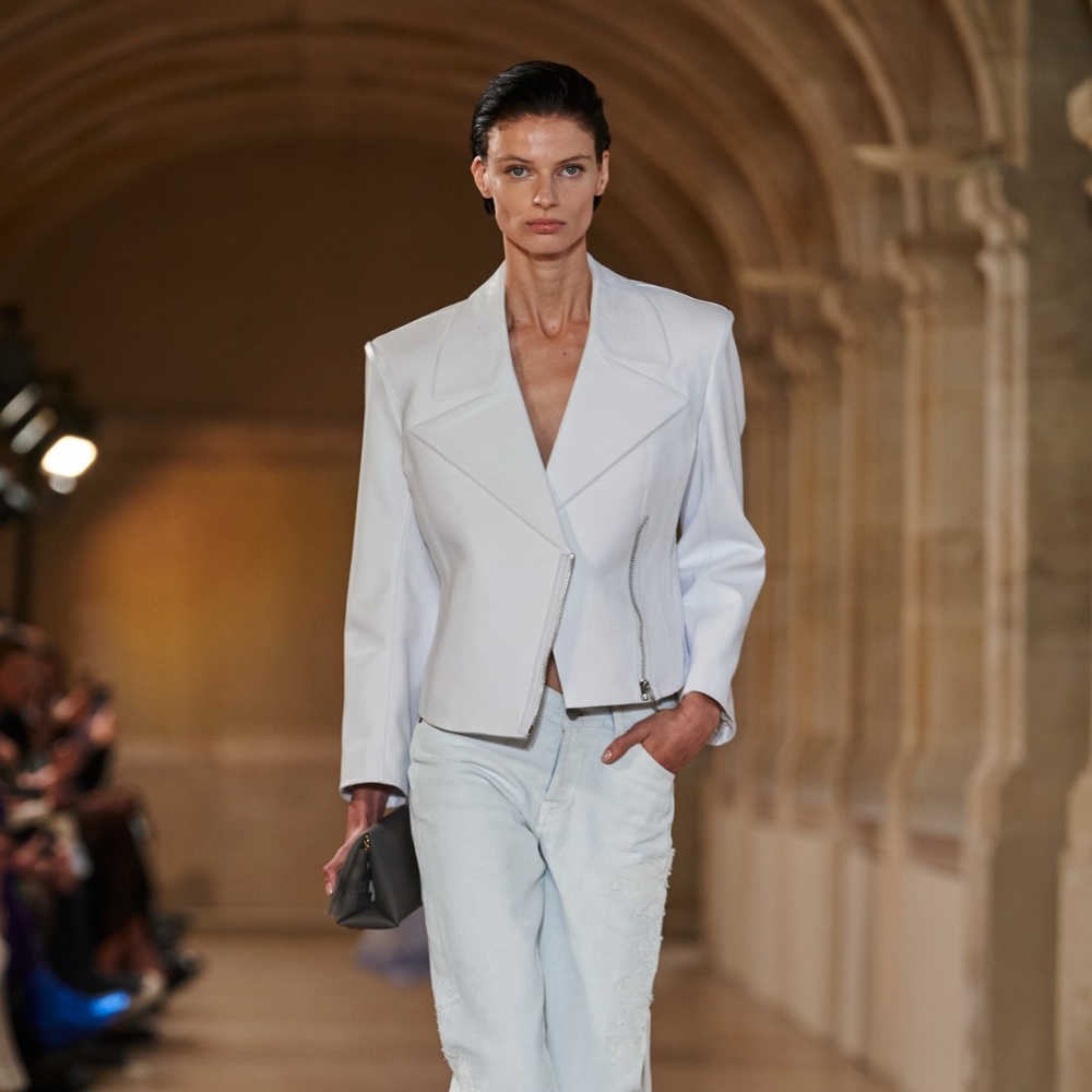 البناطيل الدنيم باللون الأبيض حاضرة في عروض الأزياء وتعشقها النجمات