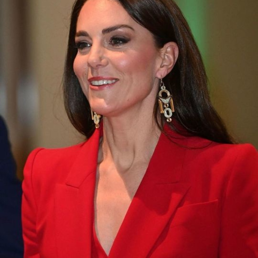  خطوط الآيلاينر المات مع البدلة الحمراء بأسلوب كيت ميدلتون