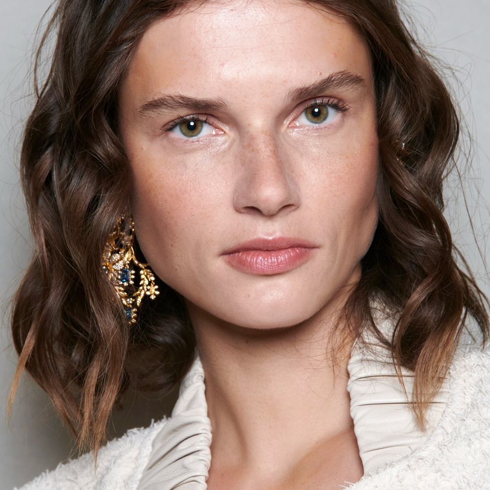 مستحضرات العناية بالبشرة الأساسية في حقيبة السفر