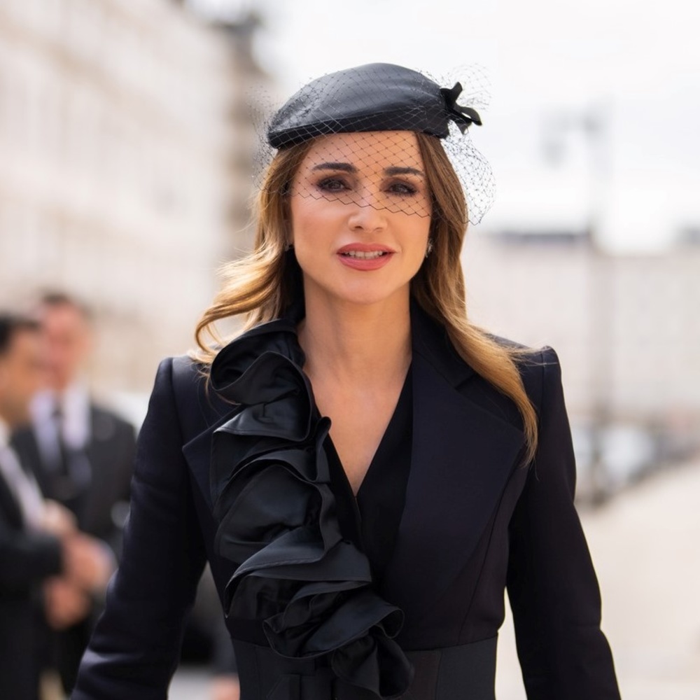 رسمات الظلال البرونزية المتموجة بأسلوب المكلة رانيا- الصورة من صفحة jordanroyalfamily1