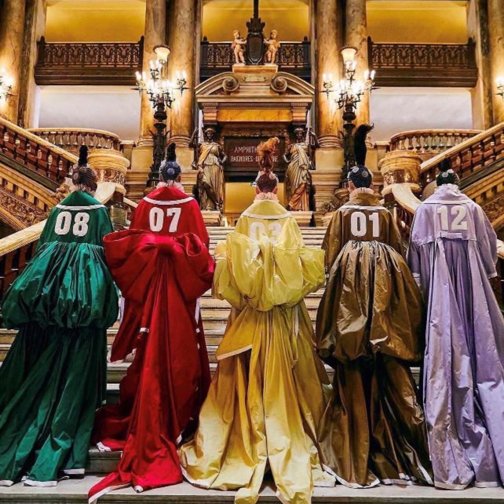 توم براون يعرض لأول مرة على الإطلاق مجموعة أزياء راقية في باريس