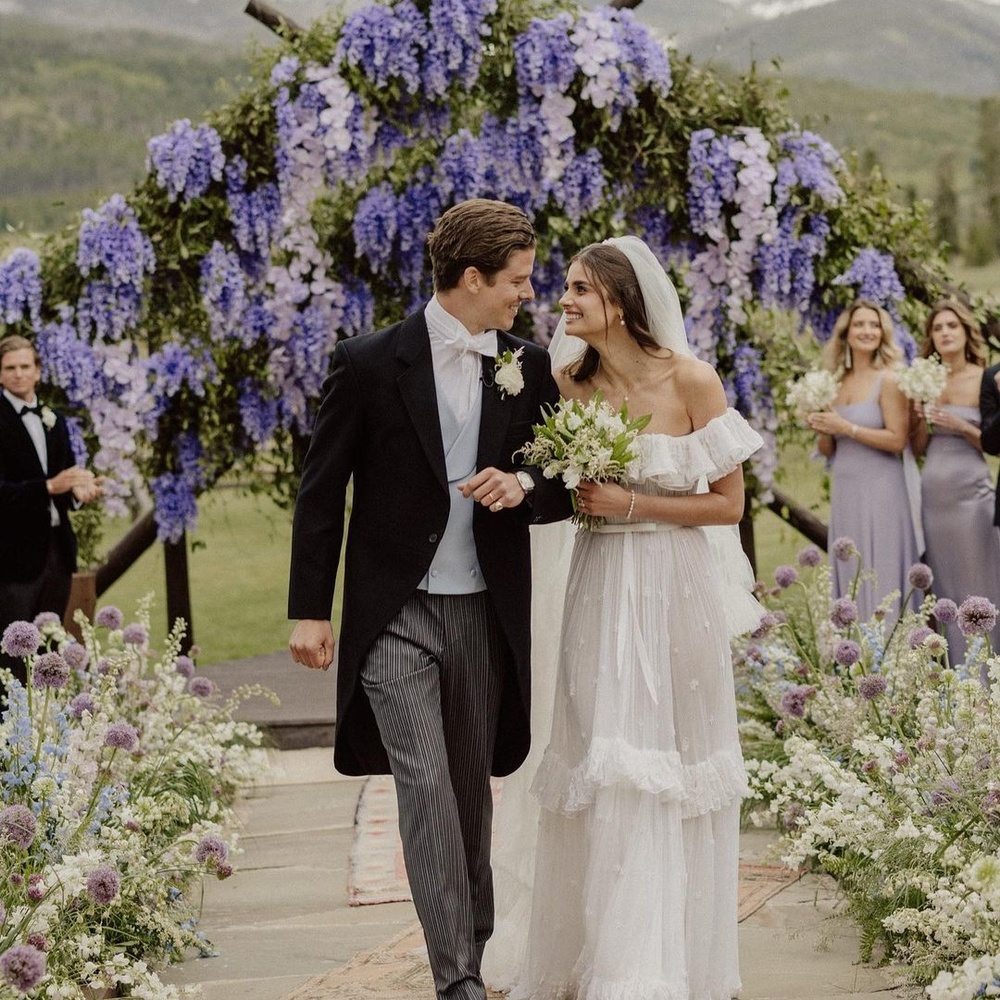 ما هي قطعة المجوهرات التي خطفت الأنظار يوم زفاف عارضة الأزياء تايلور هيل Taylor Hill؟