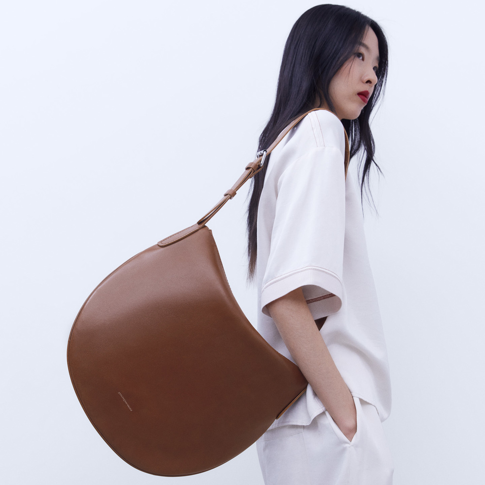 علامة الأزياء الإسبانية "أدولفو دومينغيز" تحطّ رحالها في الإمارات بتصاميمها المستدامة