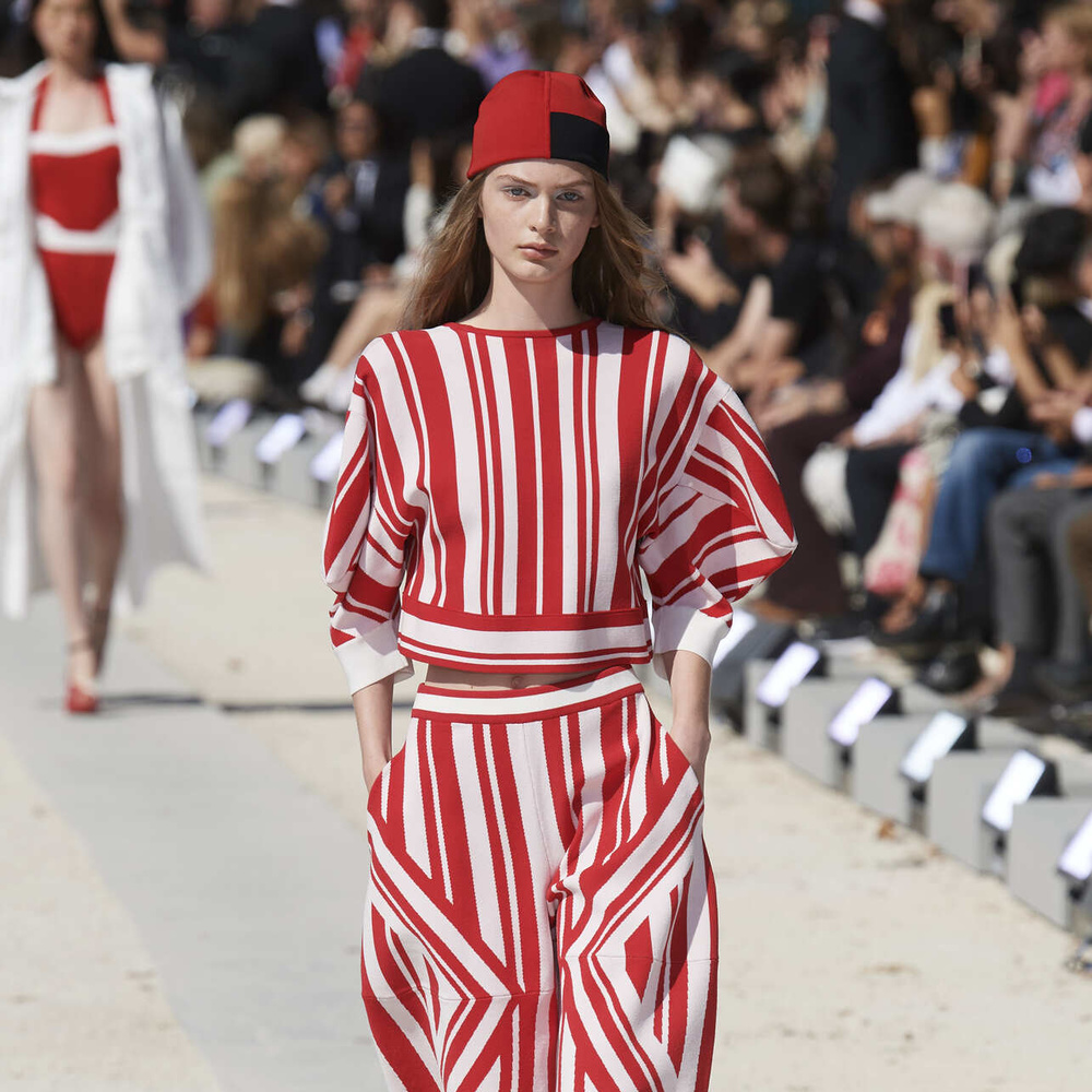 أجمل إطلالات السفر مع شورتات البرمودا