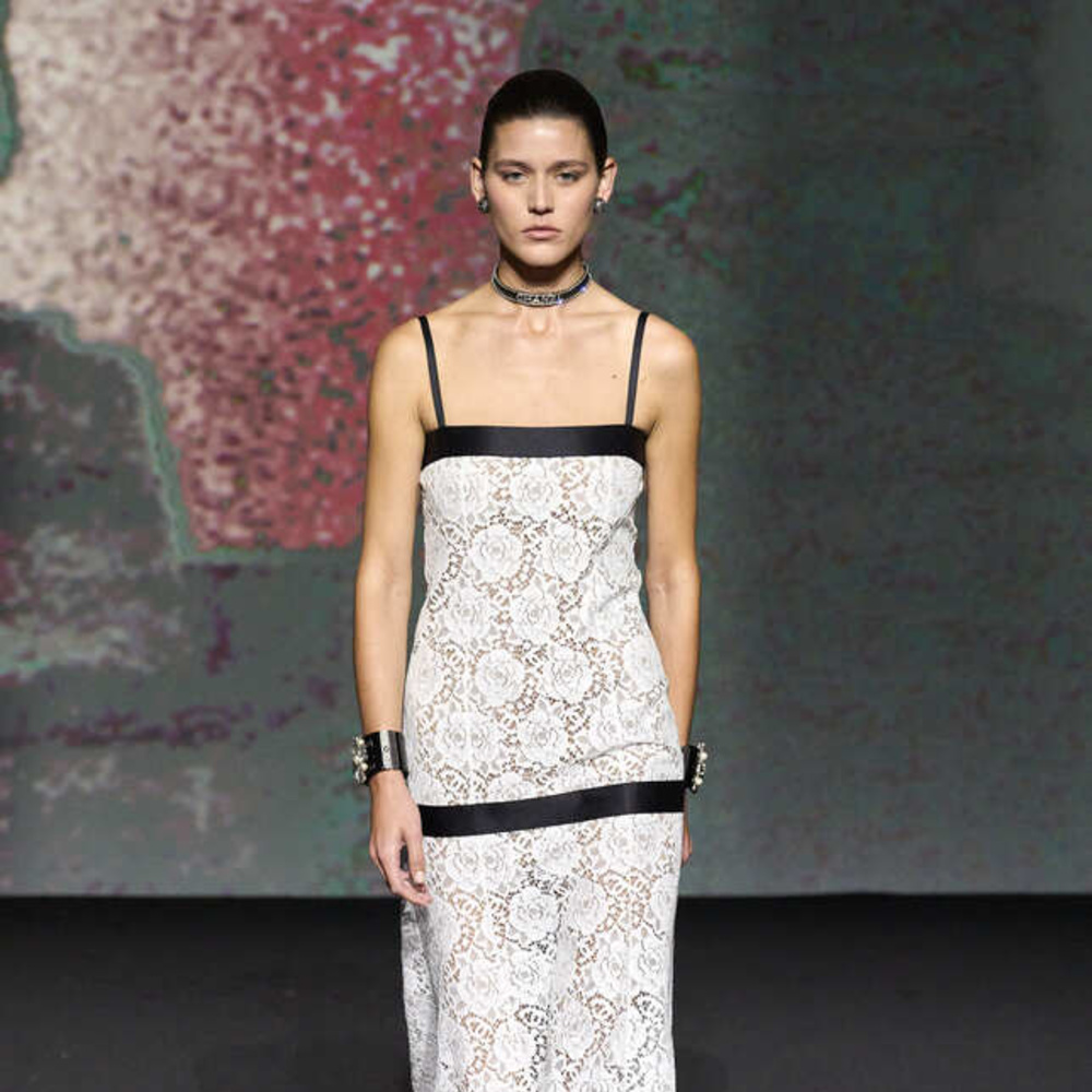 فستان أبيض وأسود كلاسيكي أنيق من CHANEL