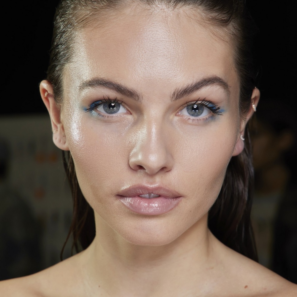 ما هو حمض الأزيلايك ولماذا يجب إضافته لروتين العناية ببشرتك؟