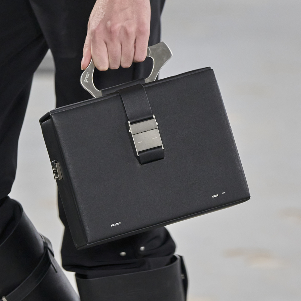 الحقائب العصرية مع مسكة اليد الصغيرة لا غنى عنها في خزانتك