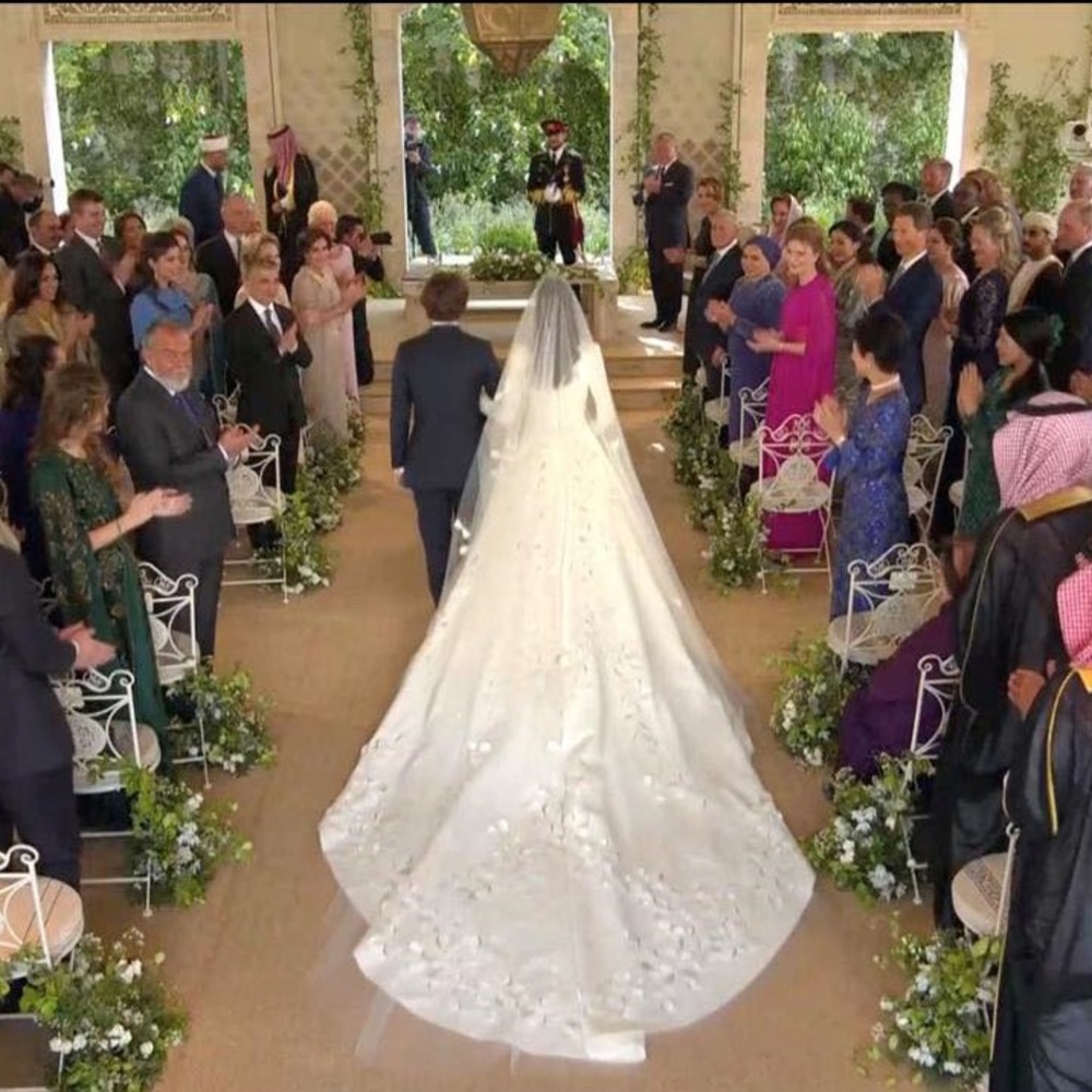 الأميرة رجوة الحسين بفستان زفاف يجسد الجمال بتوقيع المصمم ايلي صعب