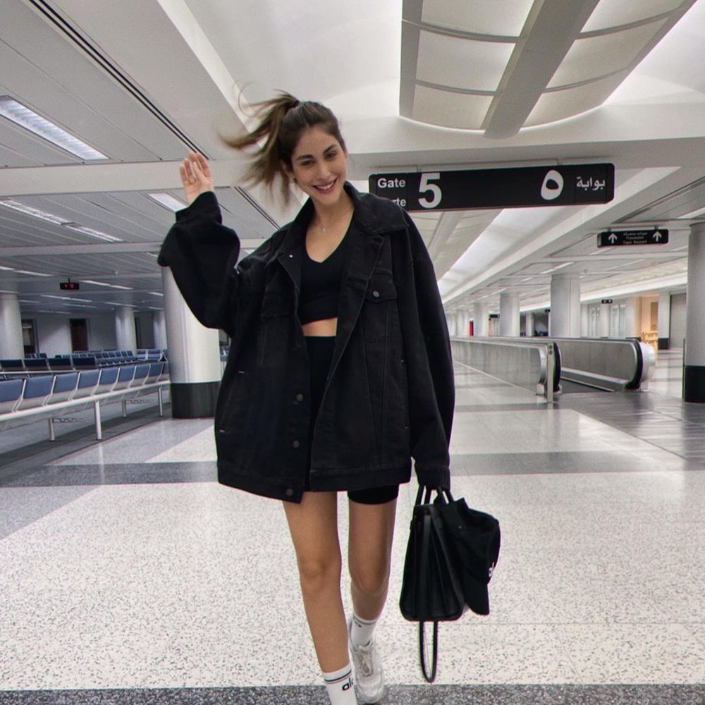 كيف تختارين الملابس المثالية للسفر والمطار التي توفر الراحة والأناقة؟