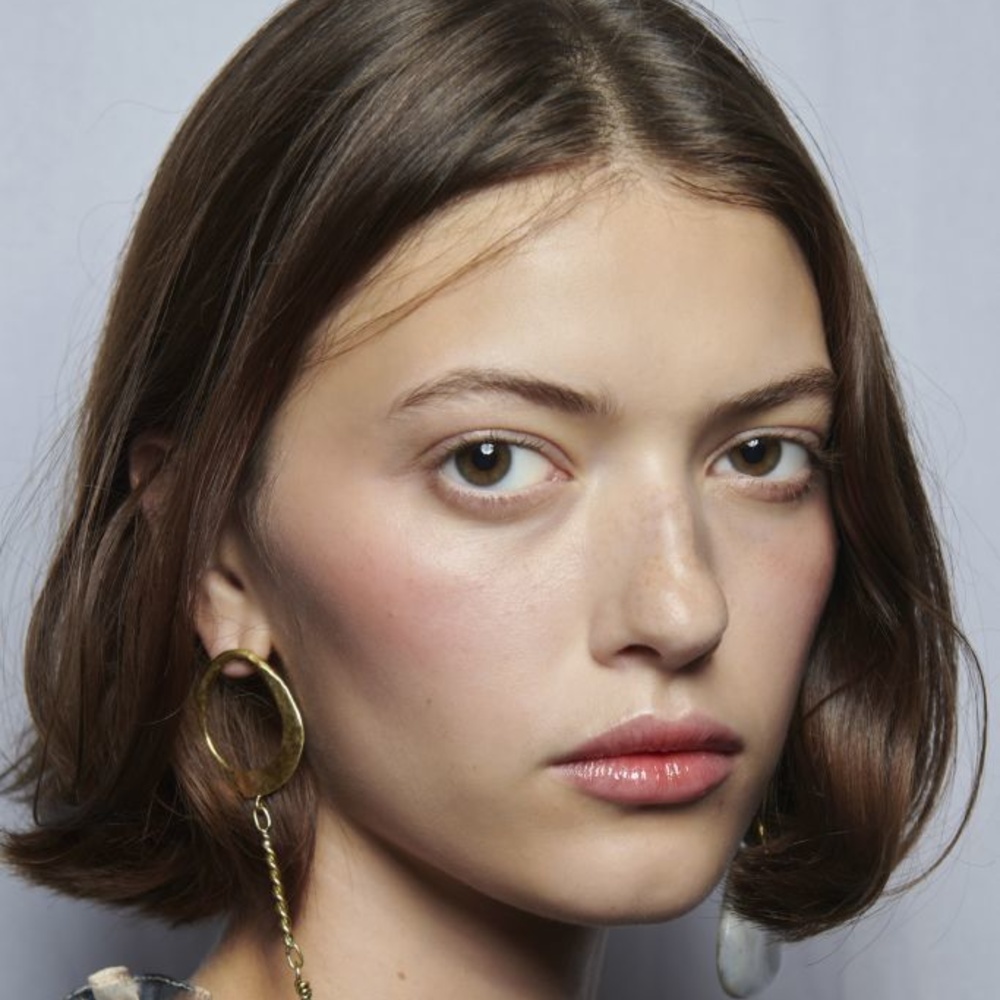 ما هي نتائج التقشير الكيميائي لتحسين لون وملمس الجلد؟