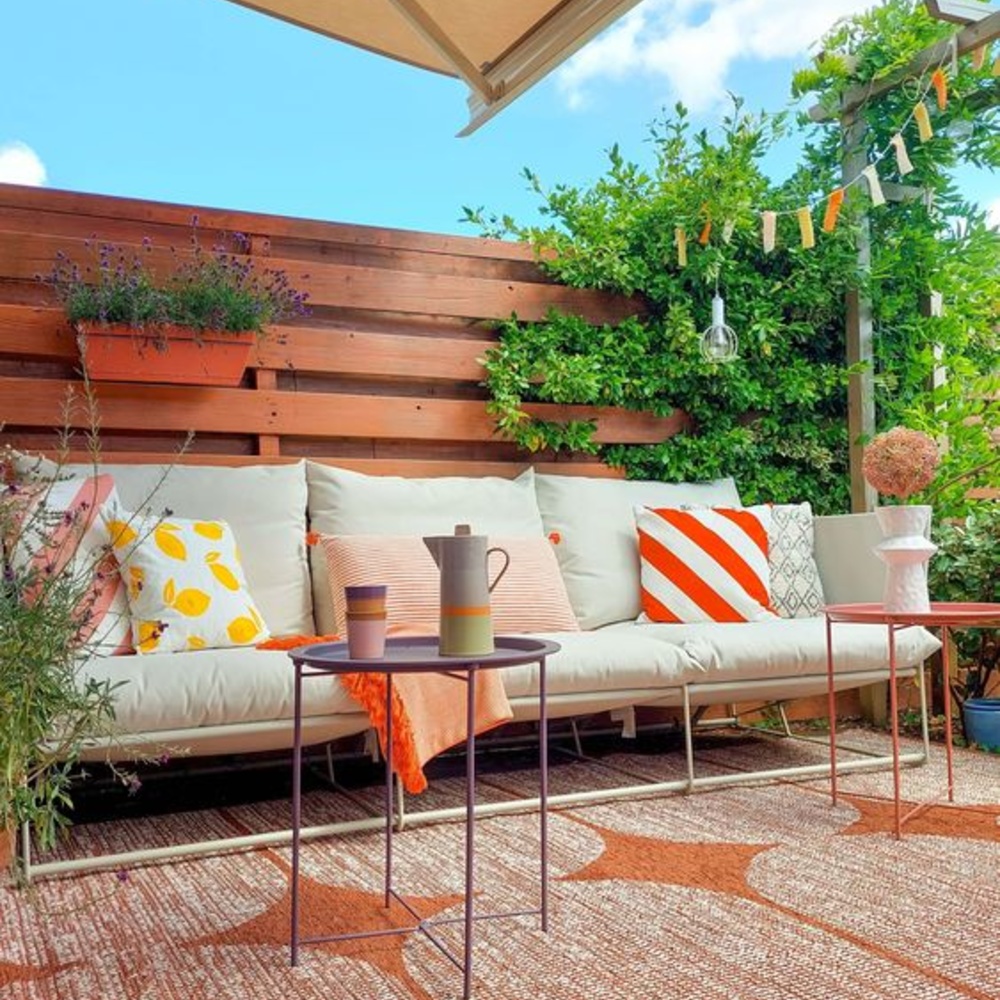 تخلق الألوان الصدئة والدافئة مثل درجات التيراكوتا، تباينًا رائعًا مع المساحات الخضراء