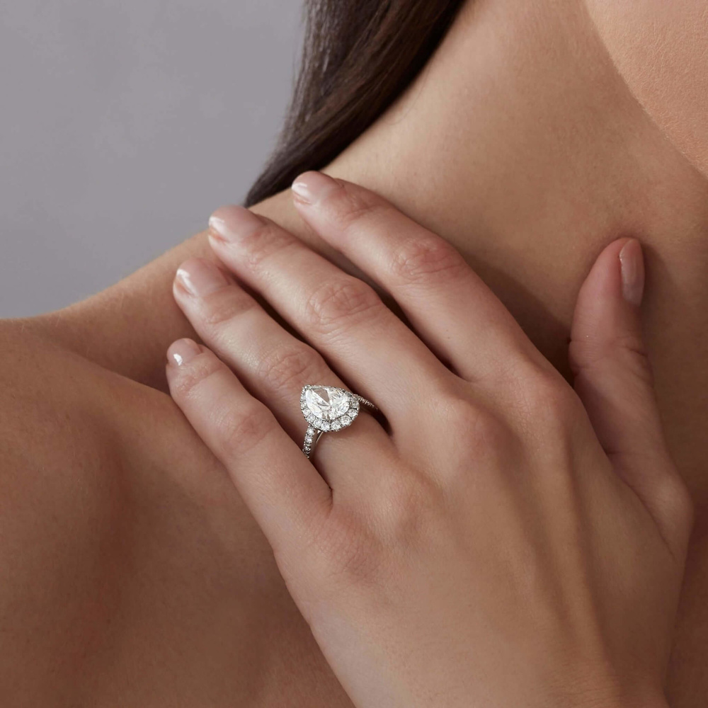 خاتم مرصع بحجر ألماس مقصوص على شكل كمثرى من توقيع غرارد Garrard