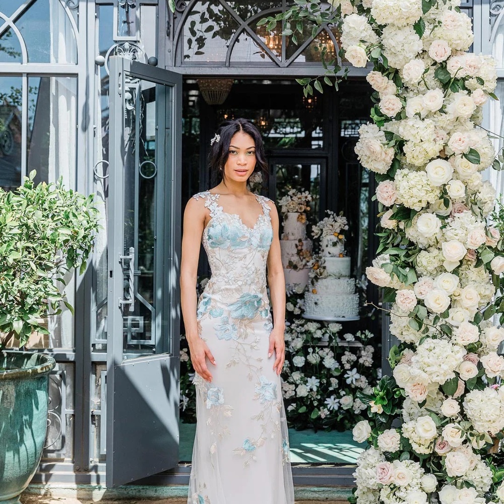 فساتين زفاف مصممة مع اللون الازرق@clairepettibone