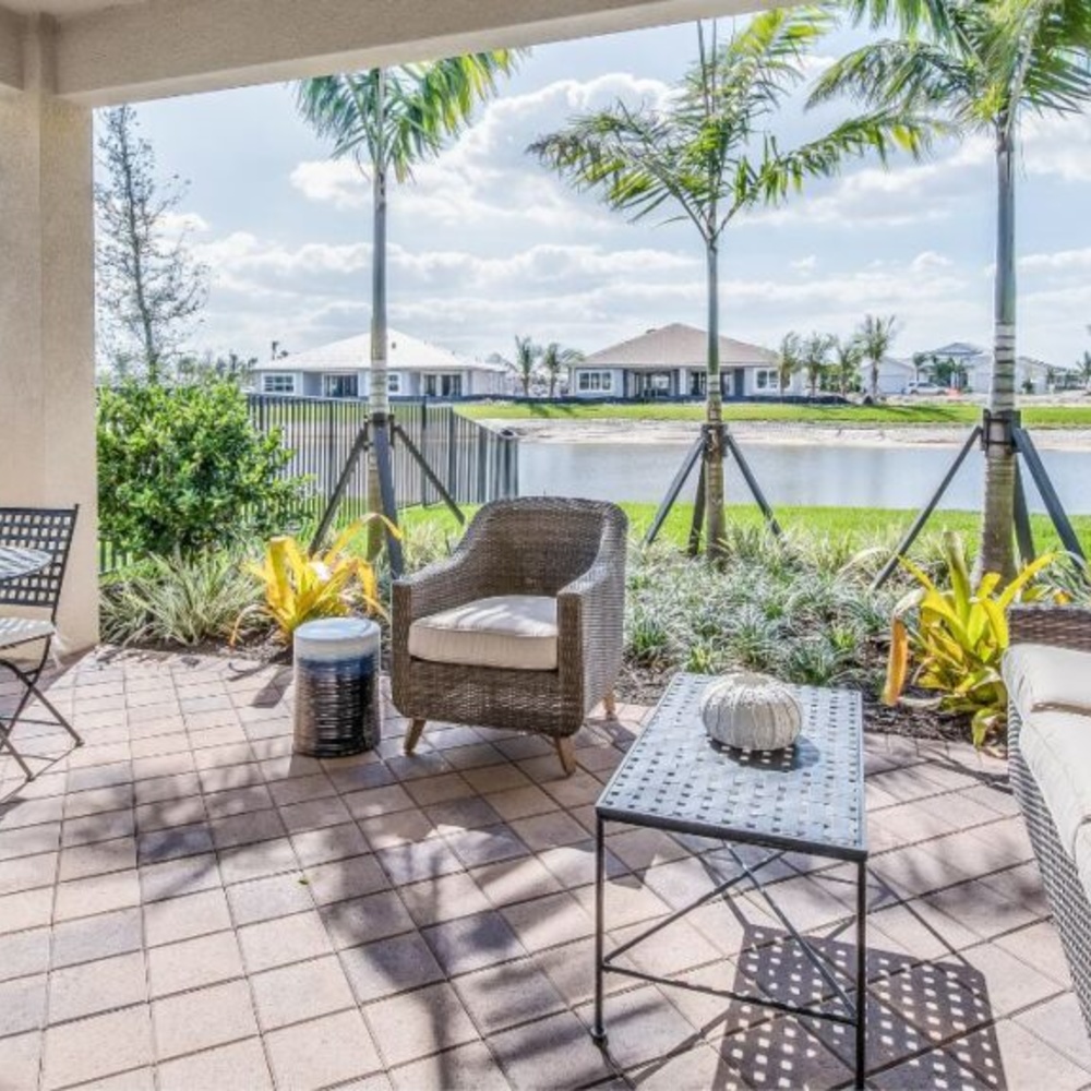 كراسي وأرائك مصنوعة من الخيزران وطاولات جانبية خرسانية وطاولة قهوة خشبية