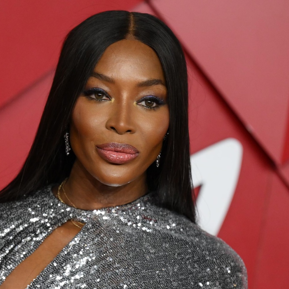 اطلالة ناعومي كامبل بالمكياج الأزرق البراق- الصورة من وكالة AFP