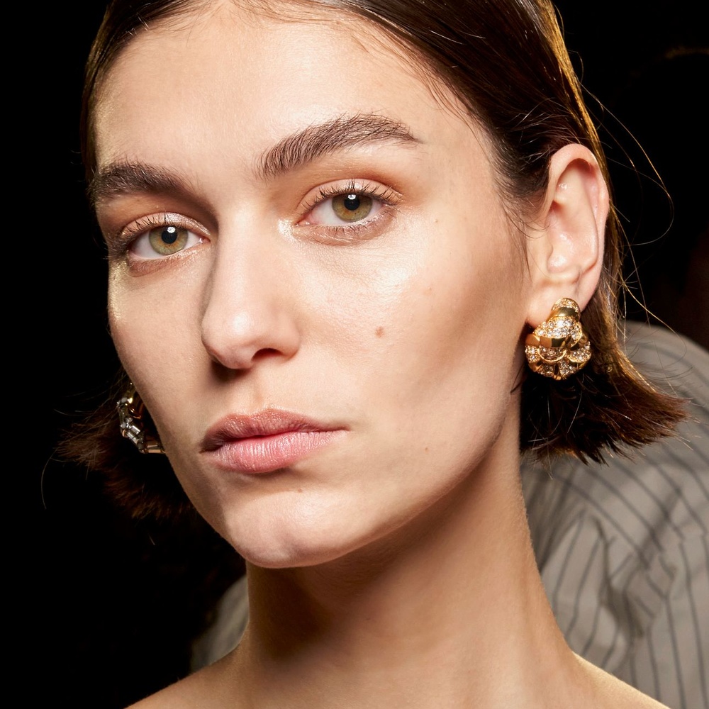 الحواجب ليست فقط مجرد شعر فوق العيون بل هي رسم ونحت على الوجه