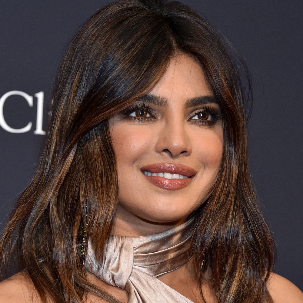 الأناقة في السفر: مكياج مستوحى من نجمات العالم للمرأة الأربعينية