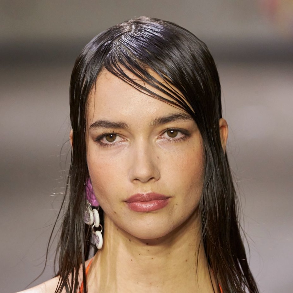 مستحضرات العناية بالبشرة التي تحتاجها الصبايا داخل حقيبة الرياضة  