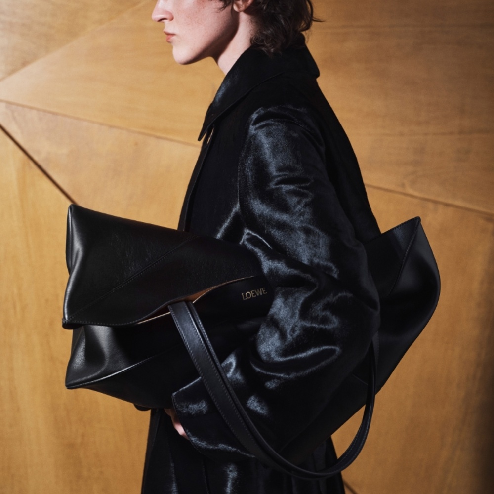 LOEWE تطلق حقيبة PUZZLE FOLD TOTE الجديدة