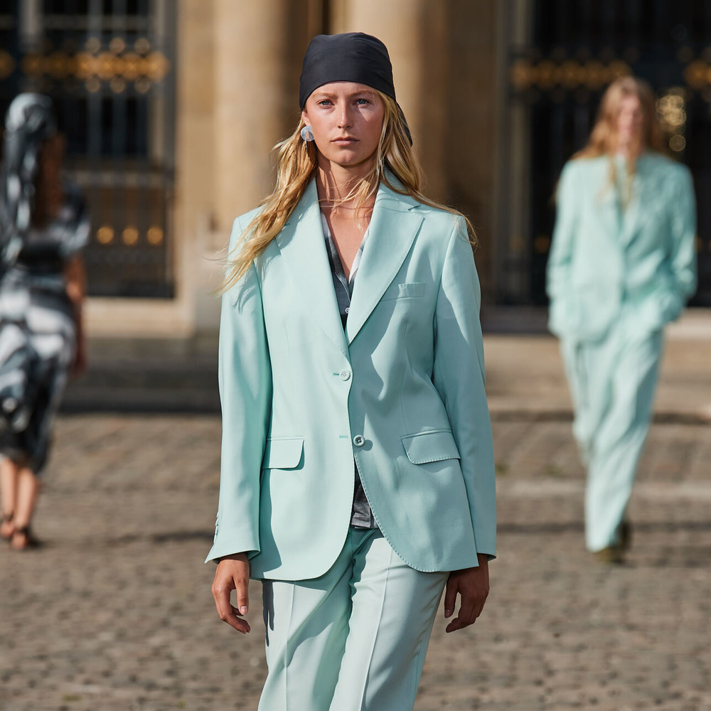 أجمل البدلات الملونة والصيفية لإطلالة أنثوية ومبتكرة