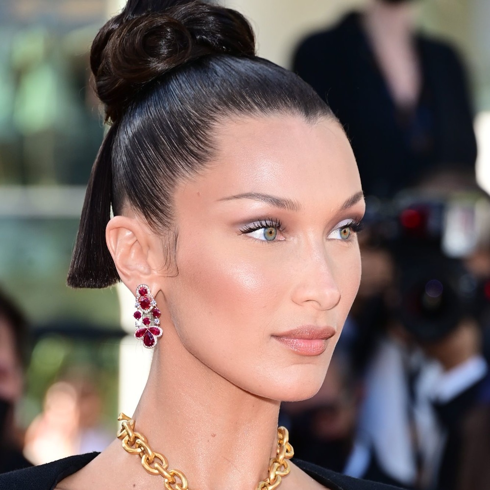 تسريحات عصرية عكست إطلالات بيلا حديد الملفتة.. إليك الخطوات لتطبيقها