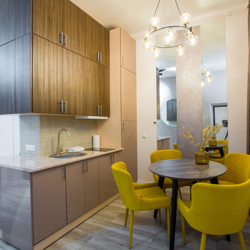 7 حيل يستخدمها المصممون الداخليون لإنشاء مناطق جلوس مريحة في المطبخ