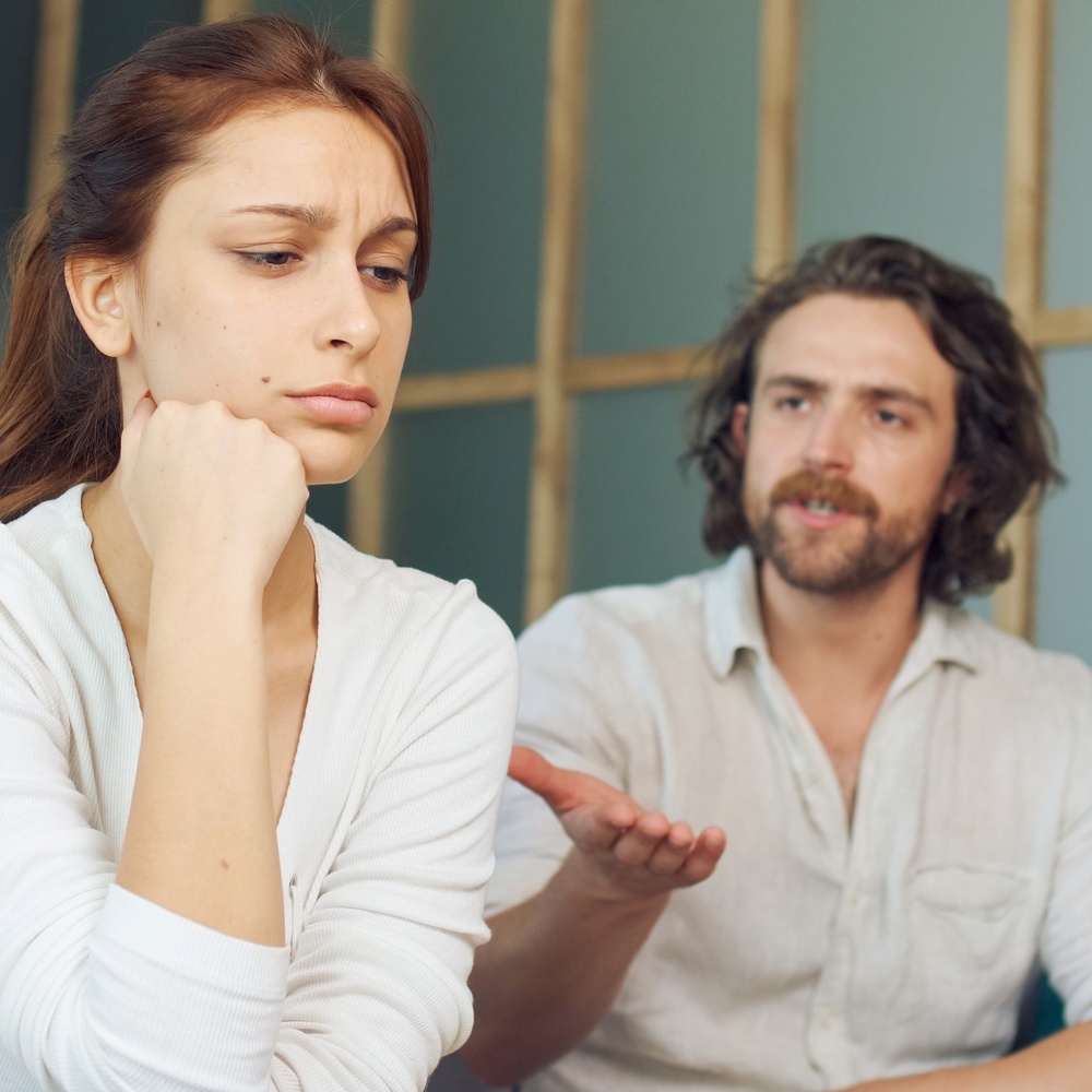 عبارات اللوم والدونية من أشهرر عبارات لا يستغنى عنها الرجل النرجسي أبداً في حديثه مع أنثاه