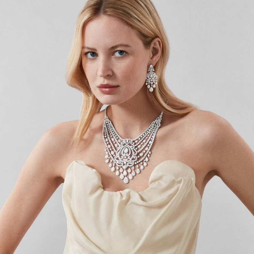 عقد فخم من مجموعة White Rose لغرارد Garrard