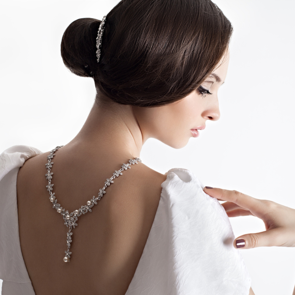 عقود ألماس أبيض بتصاميم فاخرة للعروس