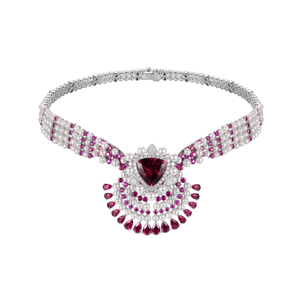 قلادة فاخرة مصممة من الروبي الأحمر من مجموعة Fabergé x James Gahn 