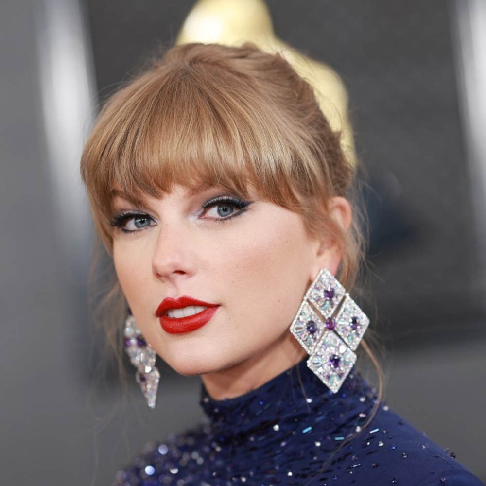 ما هي القطعة الأبرز في صندوق مجوهرات النجمة تايلور سويفت Taylor Swift؟