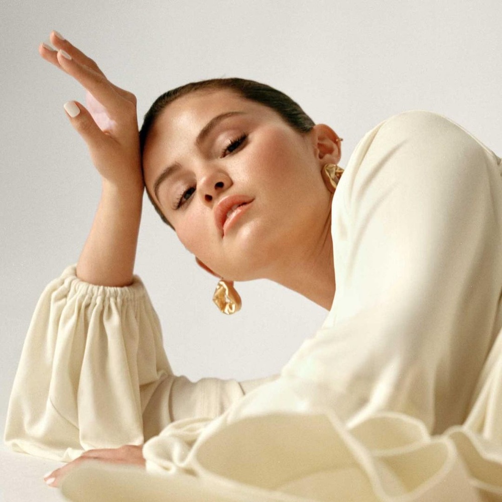 ما هي علامة المجوهرات التي تألقت بها النجمة سيلينا غوميز Selena Gomez مؤخراً في إطلالاتها الصيفية؟