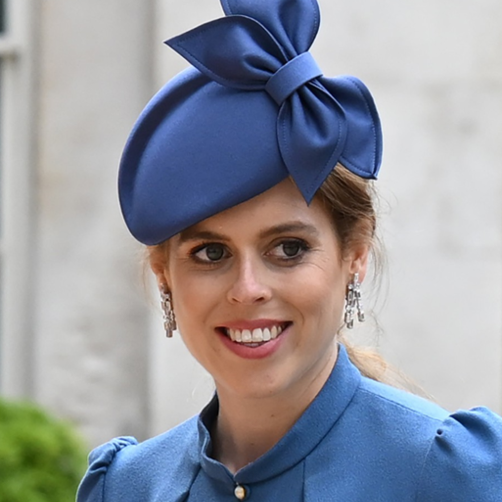 ما هي قطعة المجوهرات التي تقاسمتها الأميرة بياتريس مع جدتها الملكة إليزابيث الثانية؟